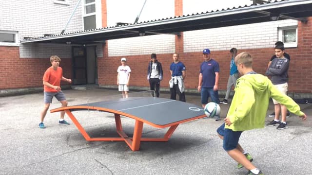 Czy w tenisie można odbić piłkę nogą? Poznaj zasady gry i konsekwencje